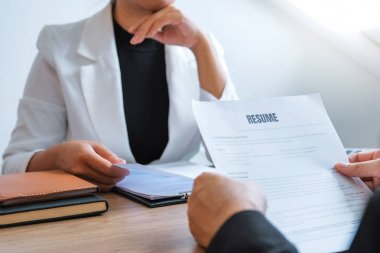 Üst düzey yönetici İk istihdam bir iş görüşmesi sırasında bir özgeçmiş okuma