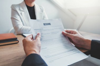 Üst düzey yönetici İk istihdam bir iş görüşmesi sırasında bir özgeçmiş okuma