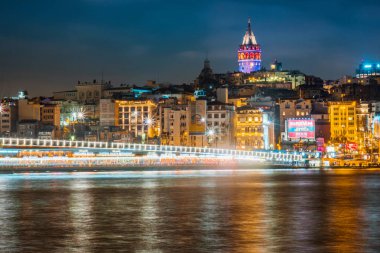 Istanbul Cityscape Galata Kulesi 'nin gece manzarası ile yüzen Tur