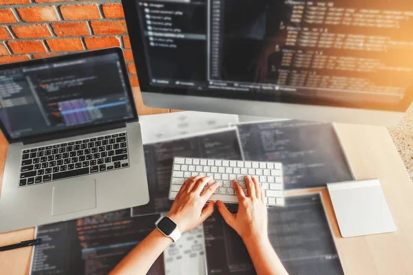 Sviluppare i codici del computer di lettura del programmatore concentrato Develo — Foto Stock