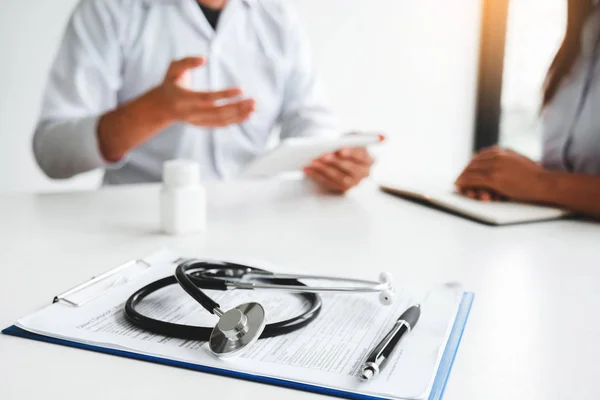 Doctor with patient presenting about Treatment guidelines on dig — Stock Photo, Image