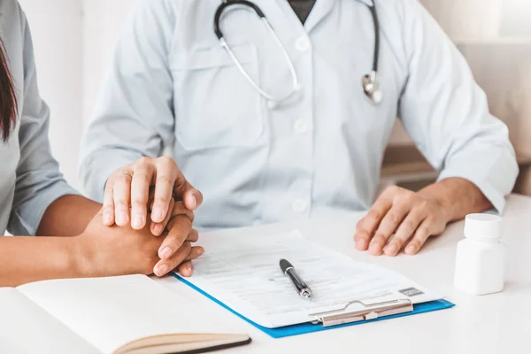 Amichevole medico tenere la mano paziente per la cura e confortante — Foto Stock