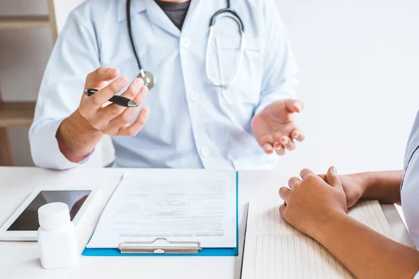 Médicos e pacientes Consultoria sobre Diretrizes de tratamento em de — Fotografia de Stock