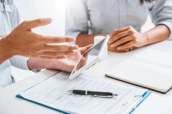 Läkare med patient presentera om behandlingsriktlinjer på gräva — Stockfoto