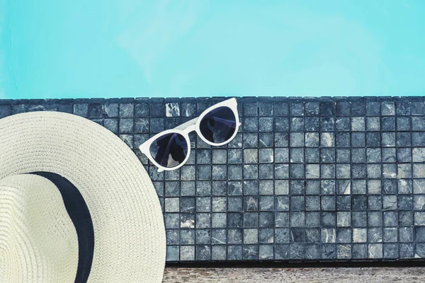 Sombrero y gafas de sol en la piscina de lujo complejo de playa tropical  , — Foto de Stock