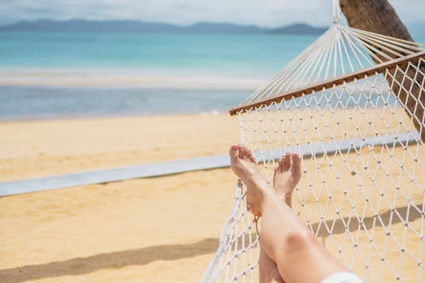 Mujeres asiáticas relajándose en las vacaciones de verano hamaca en la playa — Foto de Stock