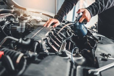 Oto tamir servisinde çalışan oto tamircisinin teknisyen elleri 