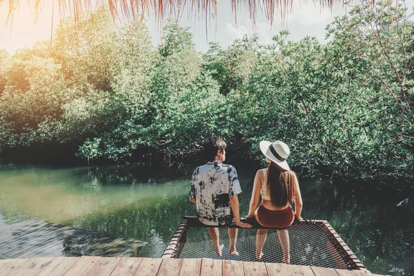 Pareja relajándose en manglar Lagoon tiempo de vacaciones — Foto de Stock