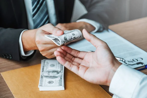 Corruptie en omkoping, zakenman geven dollar bills corrumtio — Stockfoto