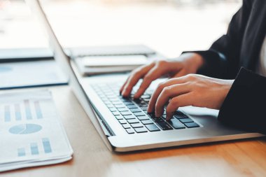 Asya iş kadın kullanarak laptop bilgisayar çalışma yeni proje d