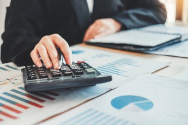 İş kadın hesap mali yatırım muhasebe cos