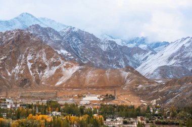 Leh Ladakh Ilçesi kar dağ görünümü, Hindistan 'ın Norther parçası