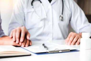 Dostu Doktor bakım ve rahatlatıcı için hasta el tutun