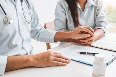Dostu Doktor bakım ve rahatlatıcı için hasta el tutun