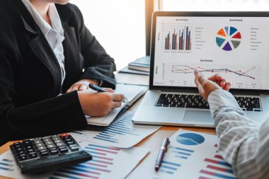 Yeni başlangıç projesi ile iş ekibi toplantısı strateji planlaması