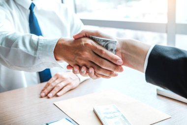 Yolsuzluk ve rüşvet, Iş adamı el sallayarak dolar veren 