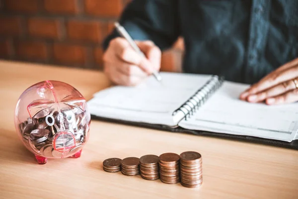 Man Calculator boekhouding berekenen met Piggy Bank Money Stac — Stockfoto