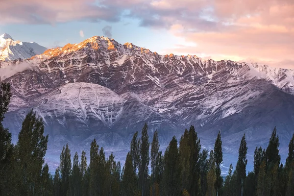 Snow Mountain View van Leh Ladakh district, Norther deel van India — Stockfoto