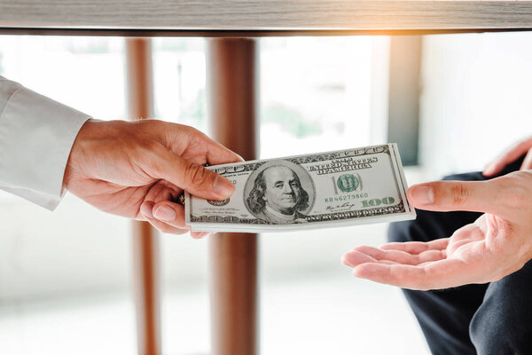 Коррупция и взяточничество: бизнесмен коррумпирует долларовые купюры
