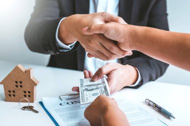 Kadın müşteri ve imza anlaşması docu ile Satış Ajan el sıkışma