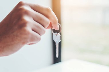 Satılık Ajan kadın müşteri ve imzalamak katılıyorum ev anahtarları veren