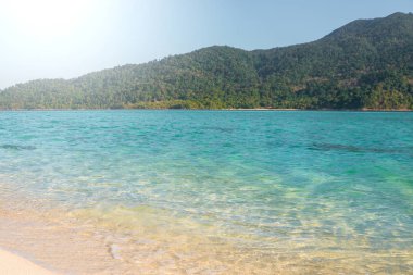 Yaz konsepti, yumuşak dalga kumlu plaj Ko Lipe Beach gömülmüş 