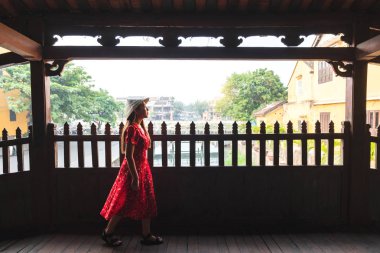 Japon Kapalı Köprüsü ile Seyahat kadın, Hoi An, Vietnam