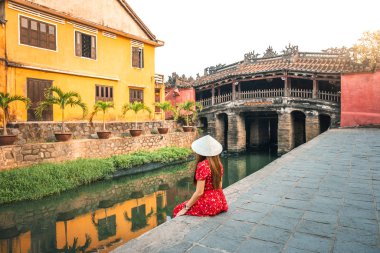 Japon Kapalı Köprüsü ile Seyahat kadın, Hoi An, Vietnam