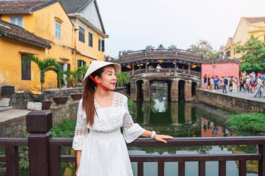 Japon Kapalı Köprüsü ile Seyahat kadın, Hoi An, Vietnam