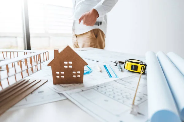 Engenheiro desenho gráfico planejamento trabalhando com arquitetura pro — Fotografia de Stock