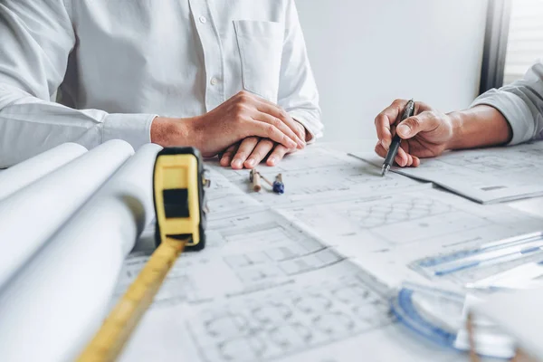 Engenheiro de equipe desenhando planejamento gráfico e reunião para arquiteto — Fotografia de Stock