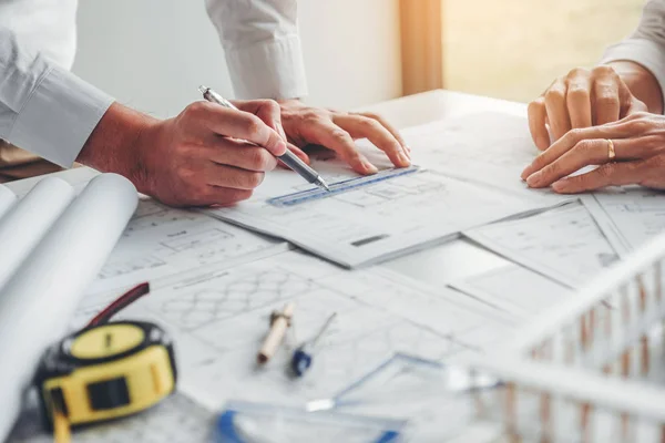 Engenheiro de equipe desenhando planejamento gráfico e reunião para arquiteto — Fotografia de Stock