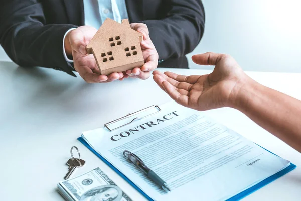 Verkoopagent geven huis aan vrouw klant en ondertekenen overeenkomst doc — Stockfoto