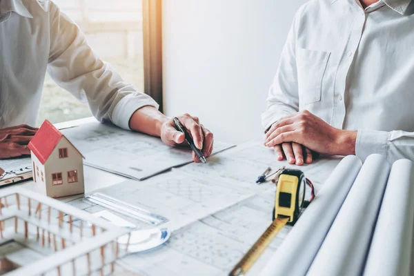 Engenheiro de equipe desenhando planejamento gráfico e reunião para arquiteto — Fotografia de Stock