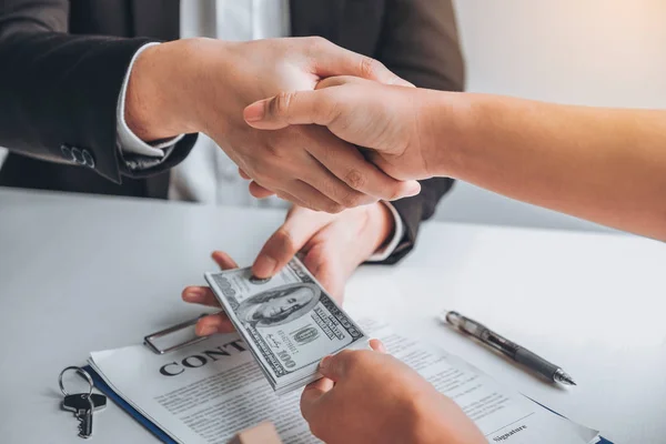 Sale Agent handshake with woman customer and sign agreement docu — Stock Photo, Image