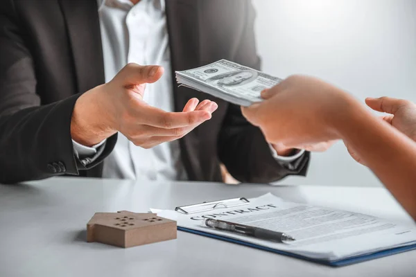 Vrouw klant ondertekenen overeenkomst kopen thuis, Salesman ontvangt mone — Stockfoto