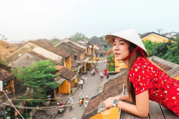 Mulher de viagem nas ruas de Hoi An, Vietnã — Fotografia de Stock
