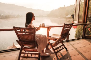 Asya kadınlar çay Sunrise içme Lee şarap Rak Tay, Çin s