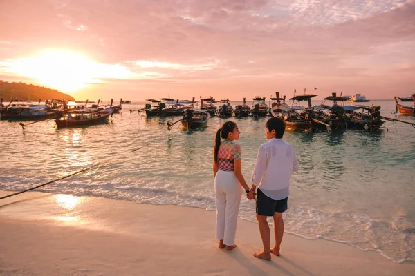 夫妇放松美丽的日落在利佩岛海滩泰国，苏姆 — 图库照片
