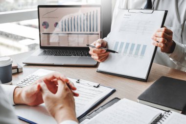 Yeni başlangıç projesi ile iş ekibi toplantısı strateji planlaması
