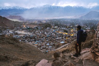 Leh Ladakh Ilçesi gece güzel şehir manzara, N