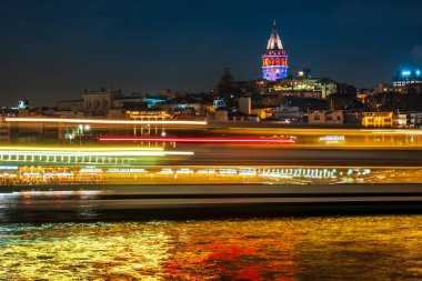 Istanbul Cityscape Galata Kulesi 'nin gece manzarası ile yüzen Tur