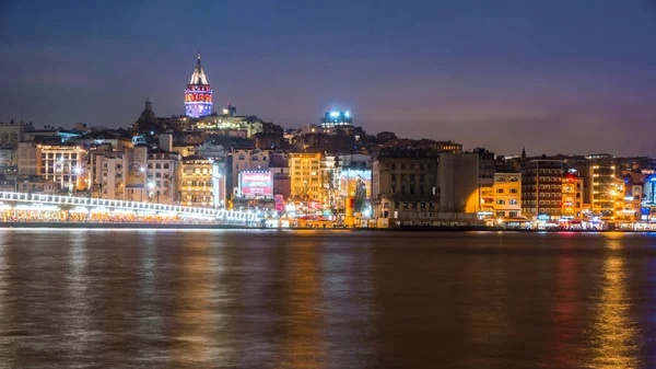 Istanbul Cityscape Galata Kulesi 'nin gece manzarası ile yüzen Tur