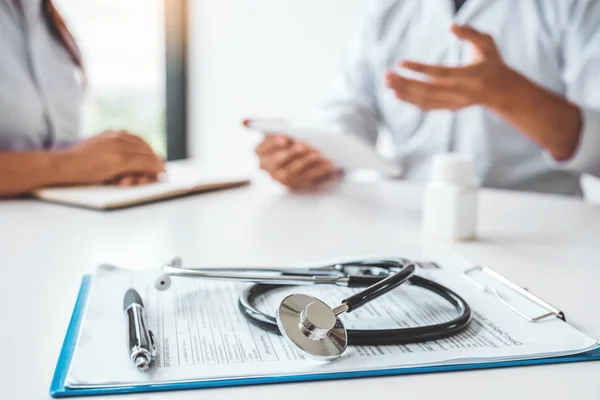 Médico com paciente apresentando sobre as diretrizes de tratamento na escavação — Fotografia de Stock