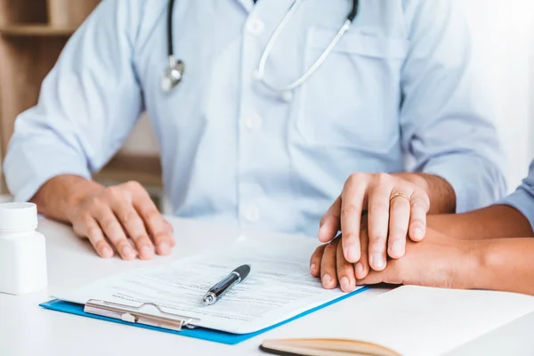 Amichevole medico tenere la mano paziente per la cura e confortante — Foto Stock