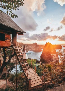 Seyahat kadın Daimond plaj ile gündoğumu görünümü Tree House arıyorum