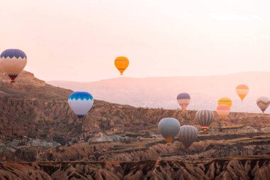 Kapadokya'da vadi üzerinde uçan renkli sıcak hava balonları