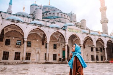 İstanbul Sultanahmet Camii'nde seyahat eden kadın, Türkiye