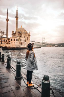 İstanbul Ortaköy Mosquel'da seyahat eden kadın, Türkiye