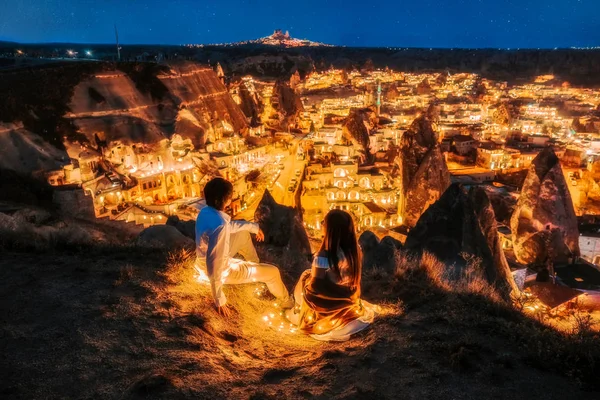 Asian Couple in love and looking night view of Uchisar Goreme su — Stock Photo, Image